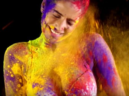 பிகினியில் ஹோலி: வைரலான பூனம் பாண்டேவின் வீடியோ