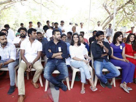 முன்னாள் காதலி வரலட்சுமி நடத்திய கையெழுத்து இயக்க நிகழ்ச்சியில் விஷால் பங்கேற்பு