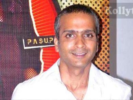 'சரண்... பெரியவங்க விவகாரம்... நீங்கெல்லாம் பேஸ்சவே கூடாது... தள்ளி நில்லுங்க!'