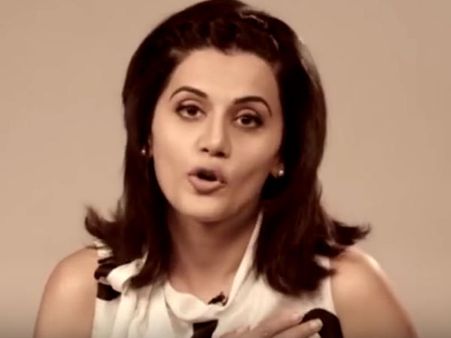 எவ்வளவு கிளீவேஜை காட்டலாம்?: வைரலாகும் டாப்ஸியின் வீடியோ