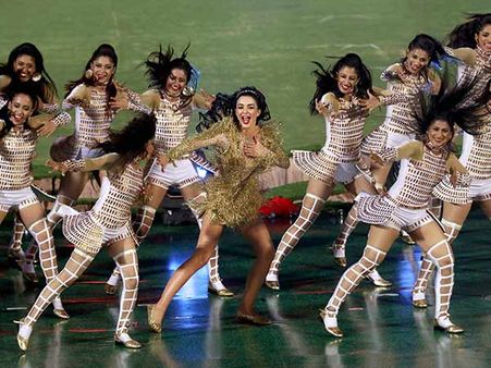 ஐபிஎல் விழாவில் டான்ஸாம்மா ஆடுன, சொல்லவே இல்ல: ஏமி ஜாக்சனை வச்சு செய்யும் நெட்டிசன்கள்