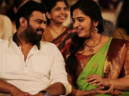 பார்த்தீங்களா, பார்த்தீங்களா, ஒரே கல்லில் 2 மாங்காய் அடித்த அனுஷ்கா