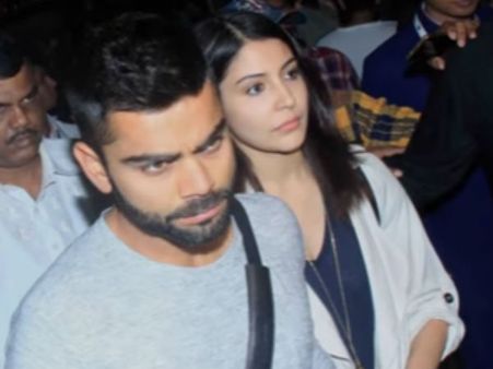 விளையாட முடியாத ஃபீலிங்கில் இருக்கும் கோஹ்லியை பார்க்க வந்த காதலி அனுஷ்கா