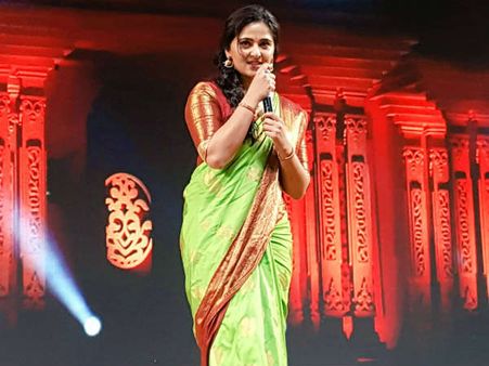 பாகுபலி 2 நிகழ்ச்சிக்கு மல்கோவா மாம்பழம் மாதிரி வந்த அனுஷ்கா