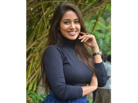 காற்று வெளியிடை பற்றி விமர்சித்து நெட்டிசன்களிடம் திட்டு வாங்கிய நடிகை