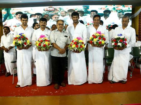 விஷால் & புதிய நிர்வாகிகளுக்கு பூங்கொத்து அனுப்பி வாழ்த்திய ரஜினிகாந்த்!