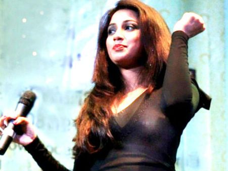 உள்ளாடையின்றி மேடையில் ஆட்டம் போட்ட பிரபல பாடகி!