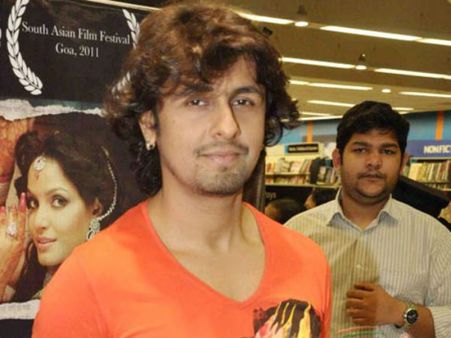 முஸ்லீம் அல்லாத நான் ஏன் பாங்கு சப்தம் கேட்டு எழுந்திருக்கணும்?: பாடகர் சர்ச்சை ட்வீட்