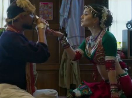 பெத்தவங்க, டாக்டர் சொல்லித் தான் கேட்க மாட்டேங்கிறீங்க: சன்னி லியோன் சொல்வதையாவது கேளுங்க