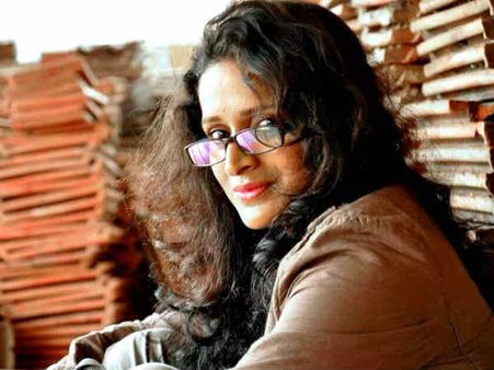 சிறந்த நடிகை சுரபி லட்சுமி... படம் மின்னாமினுங்கு!