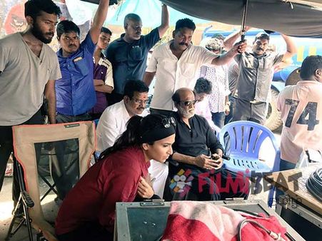 மருமகனை வைத்து மகள் இயக்கும் விஐபி 2 ஷூட்டிங் ஸ்பாட்டில் ரஜினியின் திடீர் விசிட்!