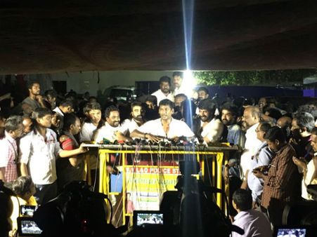 கடும் எதிர்ப்பு அலைக்கு மத்தியிலும் அமோகமாக விஷால் அணி வென்றது எப்படி?