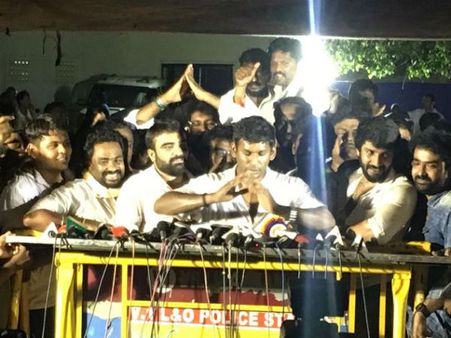 தமிழ் ராக்கர்ஸ்... இப்போ வந்து பார்.. உங்களை ஓடவிடப் போறோம்! - விஷால் பேட்டி