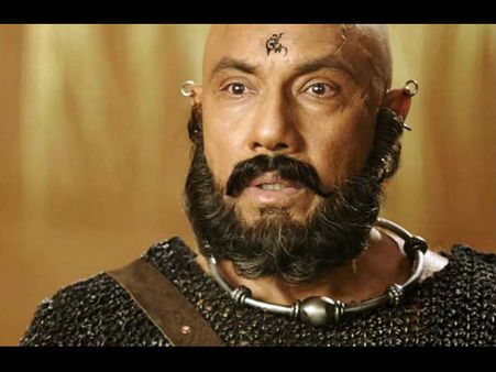 2 வருஷமா குடும்பத்திற்கு தெரியாமல் ரகசியம் காத்த சத்யராஜ்: இது தான் ஃபர்ஸ்ட் டைமாம்!