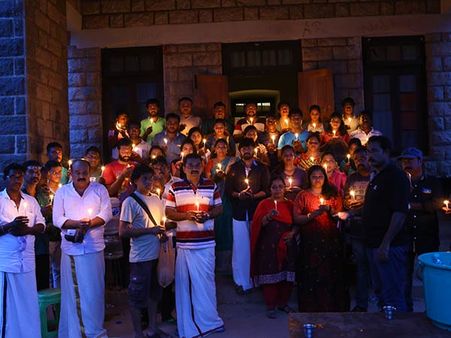 மெரீனாவில் தடுத்தாலும், மலையாள மக்களுடன் ஈழ தமிழர்களுக்கு அஞ்சலி செலுத்திய அபி சரவணன்!
