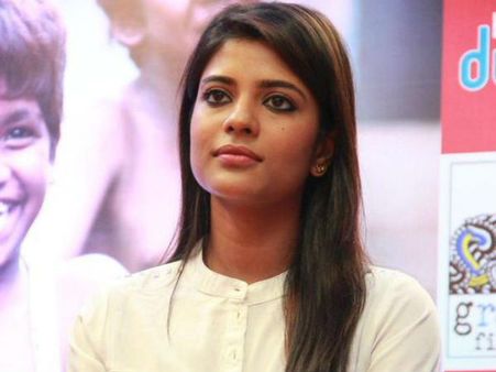 மேக்கப் ரூமில் சண்டை, முரண்டுபிடித்த ஹீரோயின்கள்: கடுப்பான இயக்குனர்