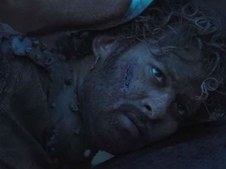 கூட்டத்திற்கு பயந்து அமெரிக்காவில் மாறு வேடத்தில் ஊர் சுற்றும் நம்ம ஊரு வசூல் மன்னன்