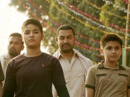 பாகுபலி.... இதோ வந்துக்கிட்டே இருக்கேன்.. வசூலில் துரத்தும் தங்கல்!