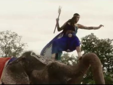 அதே யானை போஸ்: பாகுபலி பிரபாஸ் போன்று மாஸ் காட்டும் கார்த்திகா, இது படம் அல்ல...