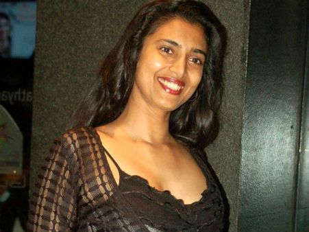 நீ மூடு மொதல்ல, வந்துட்டாருப்பா மோடிக்கு தம்பி: ரஜினி ரசிகர்களுக்கு கஸ்தூரி பதிலடி