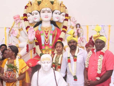 அன்னையர் தினத்தில் அம்மா கோவிலை திறந்து வைத்த ராகவா லாரன்ஸ்