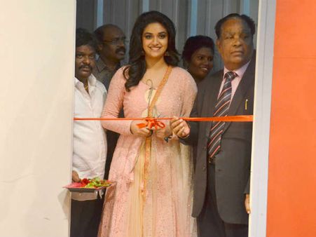 சென்னையில் முதல் சிலிக்கான் சிலை அருங்காட்சியகம்... வித்தியாசமாக துவக்கி வைத்த கீர்த்தி சுரேஷ்!