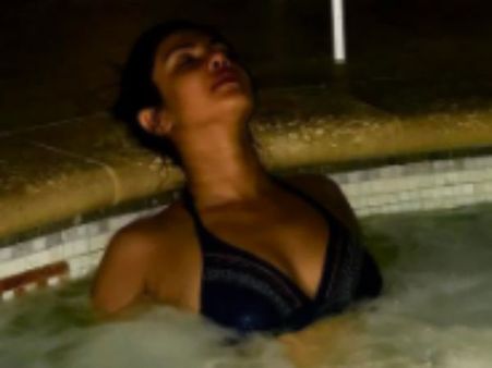 இந்த நேரத்திலும் கூட பிகினியா, இவளால் எப்படி முடிகிறது?: பிரியங்காவை பார்த்து வியக்கும் நடிகைகள்