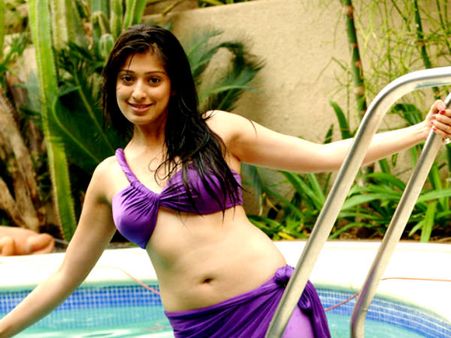 படுக்கைக்கு வராவிட்டால் படத்தில் இருந்து நீக்குகிறார்கள்: ராய் லட்சுமி பகீர் தகவல்