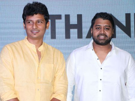 சங்கிலி புங்கிலி கதவ தொற... அட, அதுக்குள்ள வெற்றி விழாவா!