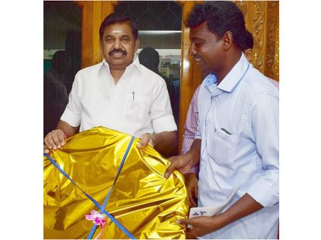 பிசியோ பிசியிலும் வைரமகன் இசையை வெளியிட்ட இபிஎஸ்: காரணம் 'அம்மா'வா?