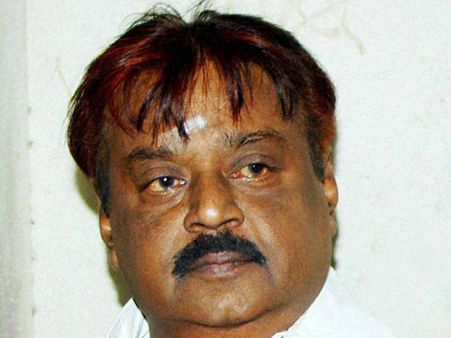 லேட்டானாலும் லேட்டஸ்ட்டா வந்து பாகுபலி 2-வை பாராட்டிய விஜயகாந்த்