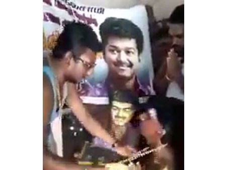 நெட்டிசன்கள், மீம்ஸ் கிரியேட்டர்களிடம் தானாக வந்து சிக்கிய விஜய் ரசிகர்கள்