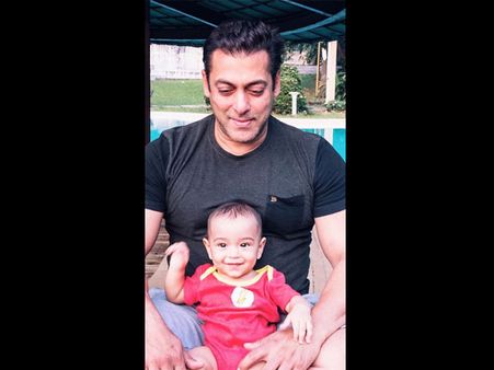 பசிக்குதுன்னு பச்சப்புள்ள கையில் இருந்த ரொட்டியை பறித்து சாப்பிட்ட சல்மான் கான்