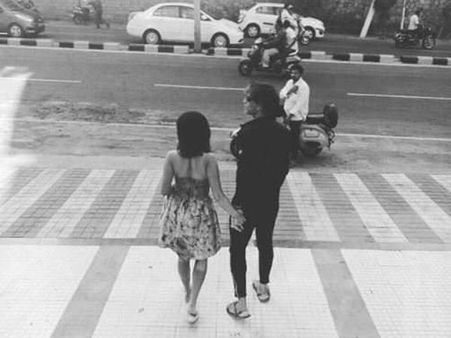 தன் வயதில் பாதி உள்ள பெண்ணை காதலிக்கும் பிரபல சீனியர் நடிகர்