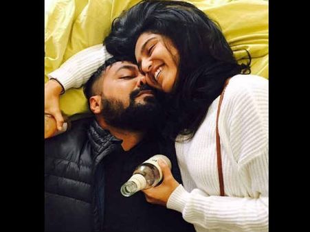 மகள் வயது பெண்ணை காதலிக்கும் பிரபல இயக்குனர்: வைரலான கொஞ்சல்ஸ் போட்டோ