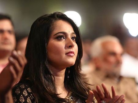 எவனாச்சும் வதந்தி பரப்பினால் கேஸ் போட்டுடுவேன்: மிரட்டிய அனுஷ்கா