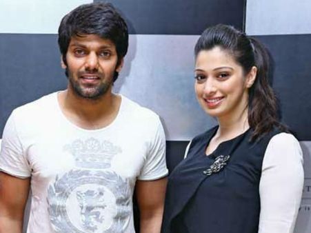 பயப்படும் ஆர்யா, அட சும்மா வாய்யான்னு தைரியம் கொடுக்கும் ராய் லட்சுமி