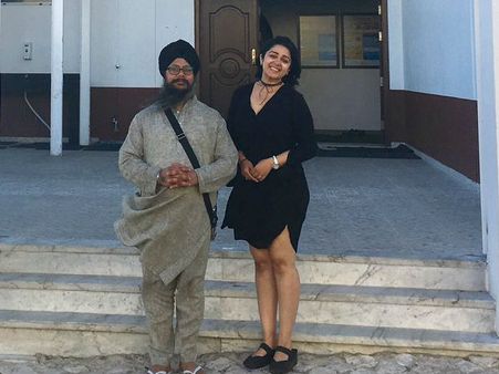 சீக்கிய கோவிலுக்கு அரைகுறை ஆடையில் சென்ற சிம்பு ஹீரோயின்: விளாசிய நெட்டிசன்ஸ்