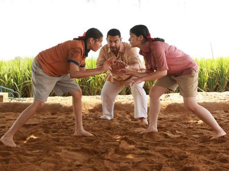 ரூ.2,000 கோடி வசூலித்த முதல் இந்திய படம் தங்கல்: கான்களுக்கு இப்போ நிம்மதியா?