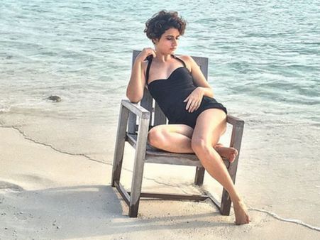 புனித ரமலானில் நீச்சல் உடையா, வெட்கமா இல்ல: நடிகையை விளாசும் நெட்டிசன்கள்