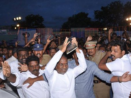 இன்று இளையராஜா பிறந்த நாள்... குவிந்தனர் ரசிகர்கள்!