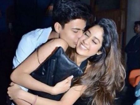 நமக்கு டிமிக்கி கொடுத்துடுவாளோ?: கவலையில் வாரிசு நடிகையின் காதலர்