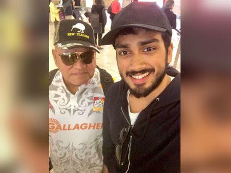 காளிதாஸ் ஜெயராம் அருகில் நிற்பவர் யார் என கண்டுபிடிங்க பார்ப்போம்!