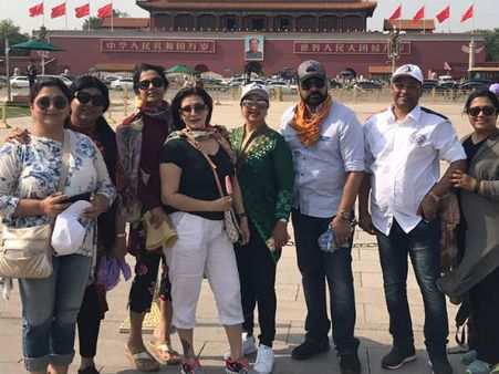 இங்க இம்புட்டு ரணகளம் நடக்கும்போது குஷ்பு எங்கே உள்ளார் தெரியுமா?