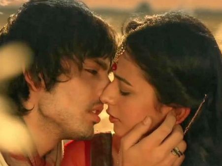 அந்த நடிகையுடன் லிப் டூ லிப் முத்தமா?: தெறித்து ஓடும் ஹீரோக்கள்