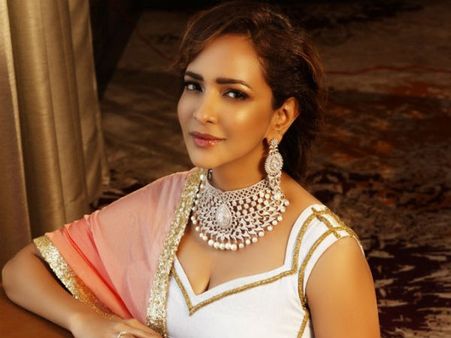 என்னால் எப்படி பிரபாஸுக்கு அம்மாவாக நடிக்க முடியும்?: நடிகை பேட்டி