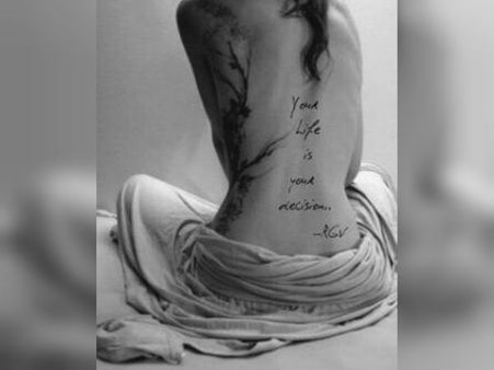 பெண்களின் ஆபாச போட்டோ: வெ,மா,சூ,சொ இல்லாதவர் என்று இயக்குனரை விளாசும் நெட்டிசன்ஸ்