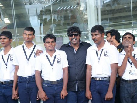 பார்வையற்ற மாணவர்களின் 'பறக்கும்' ஆசை... நிறைவேற்றிய நடிகர் 'மைம்' கோபி!