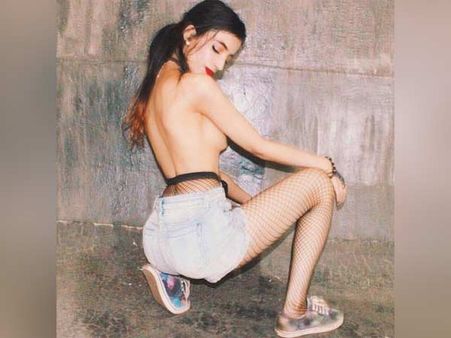 டாப்லெஸ் போட்டோவை வெளியிட்ட பெரிய இடத்து வாரிசு