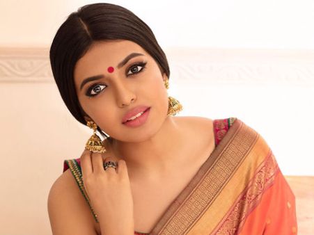 அரை மணிநேரம் தேம்பித் தேம்பி அழுத ஜீவிதாவின் மகள்: காரணம் நம்ம தனுஷ் தான்!